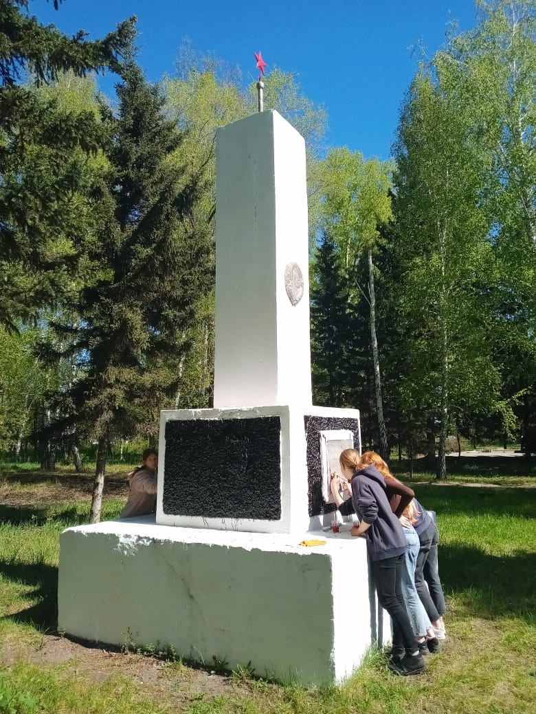Благоустройство мемориала к празднику Победы.